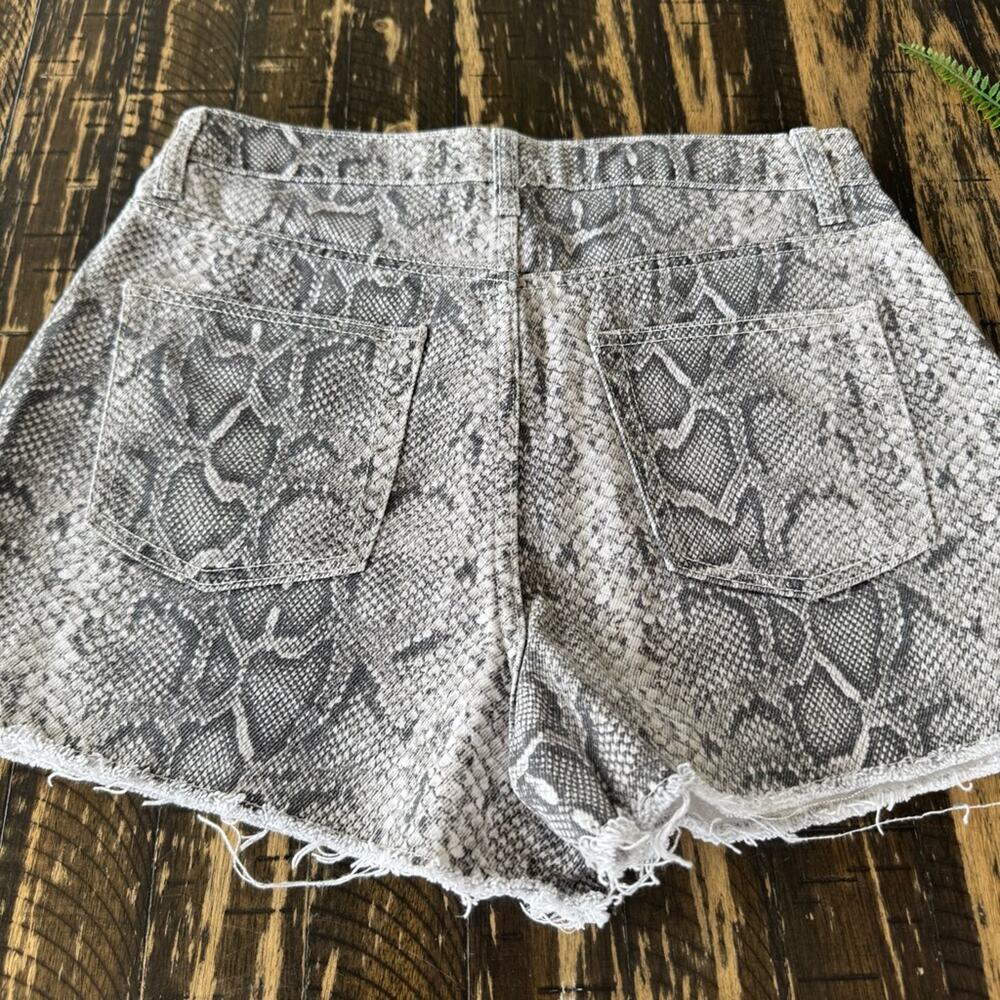 21 - Snake Skin Grey White High Waist Shorts - US 28 - Picture 7 of 13